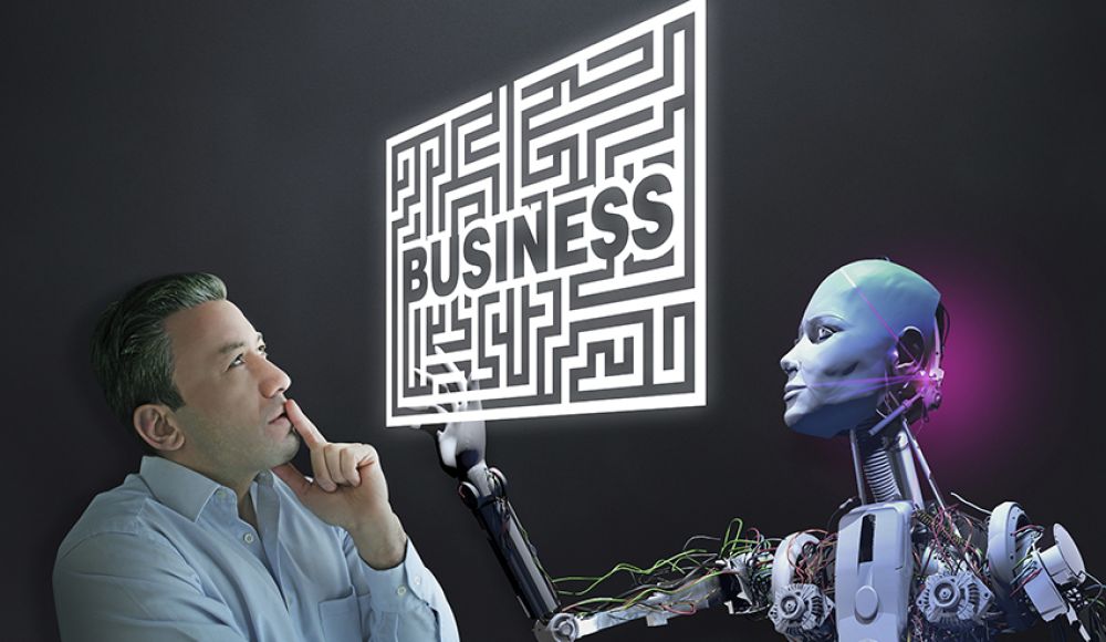 Mann überlegend vor Labyrinth mit Schriftzug "Business". Gegenüber Roboter, der 